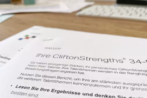 CliftonStrenght Arbeitspapier auf Tisch